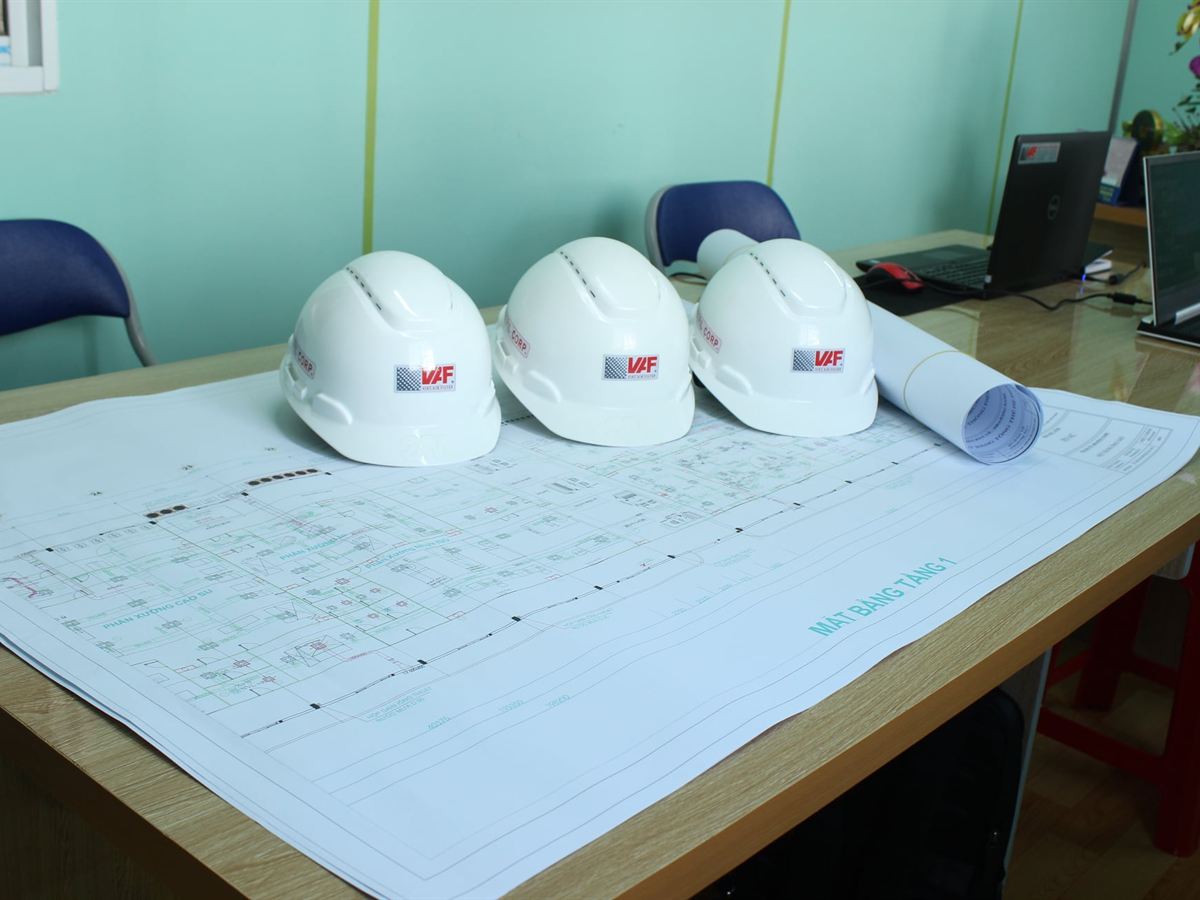 Kỹ sư VAF chuẩn bị bản vẽ triển khai dự án phòng sạch